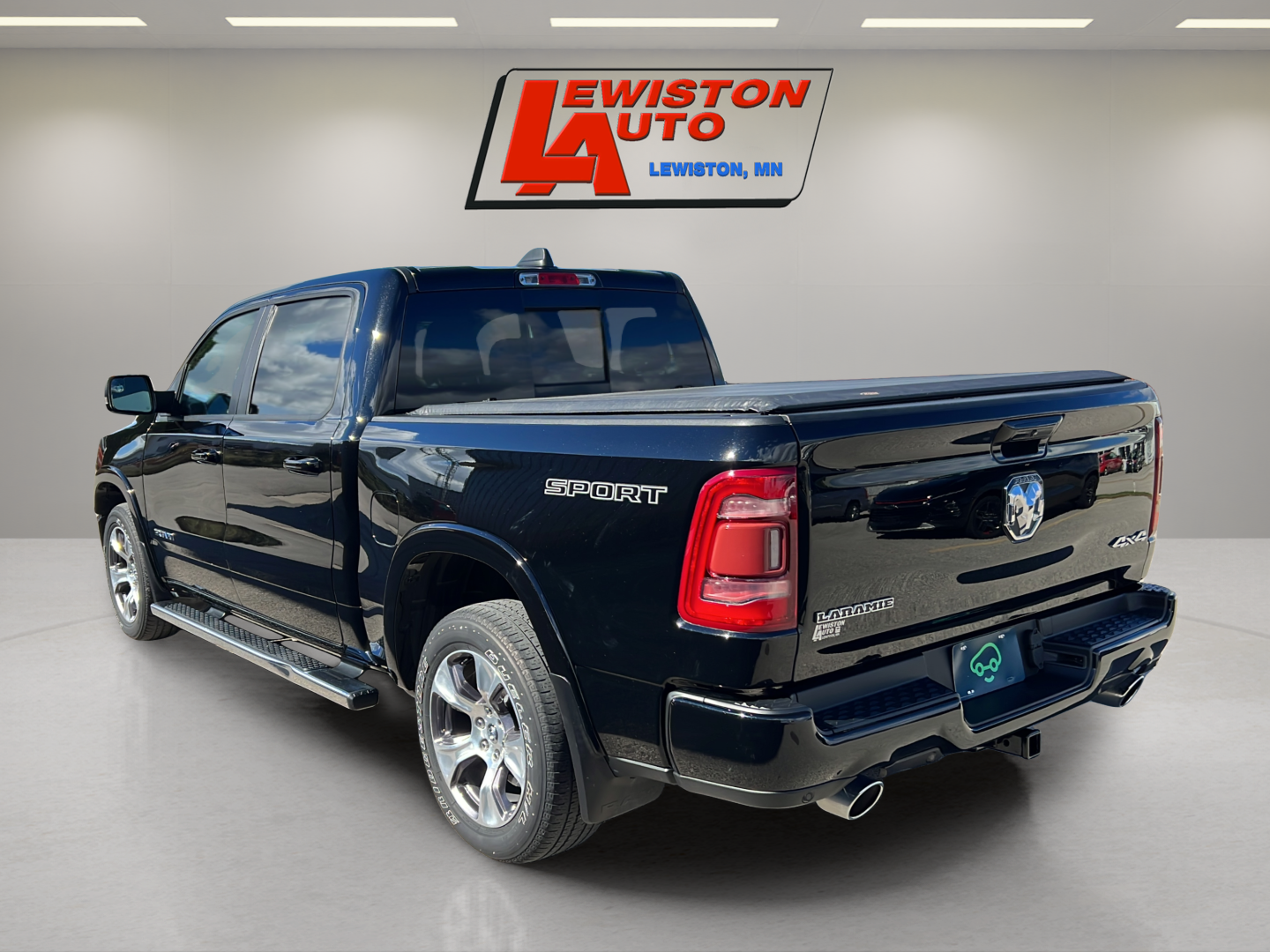 2020 RAM 1500 Laramie Crew Cab 4x4 5'7" Box