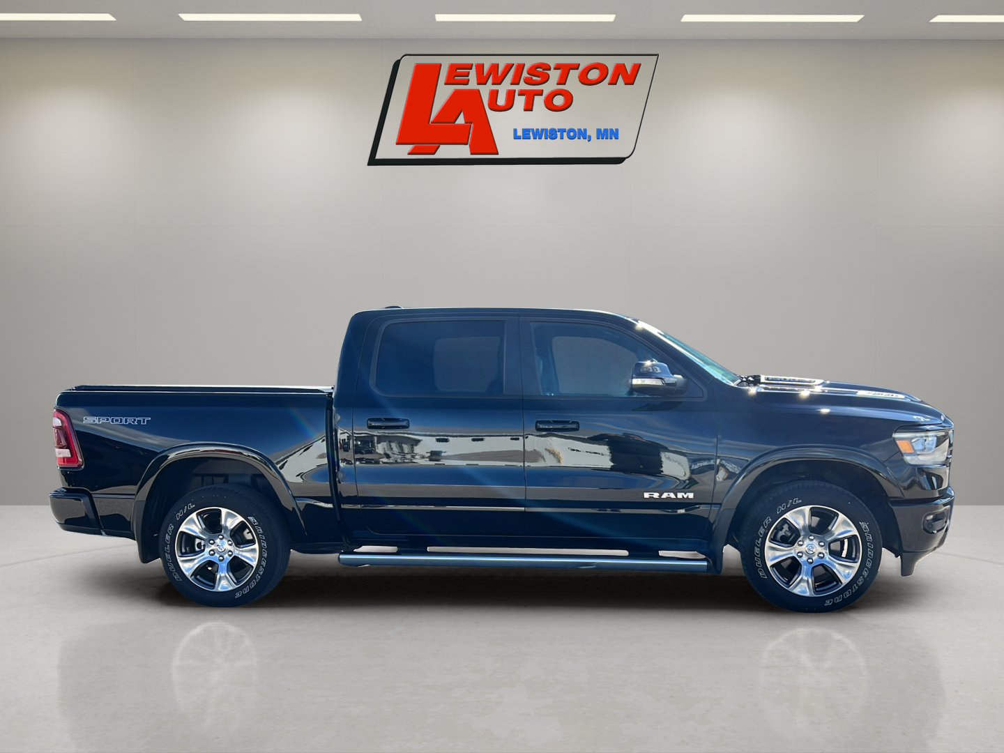 2020 RAM 1500 Laramie Crew Cab 4x4 5'7" Box