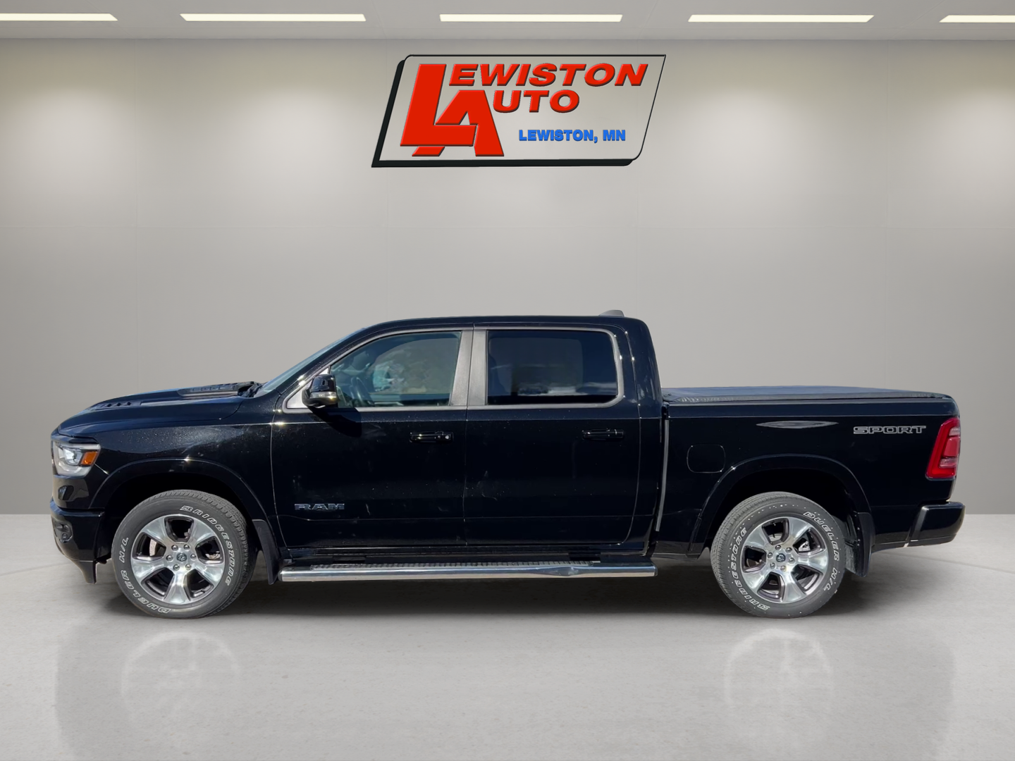 2020 RAM 1500 Laramie Crew Cab 4x4 5'7" Box