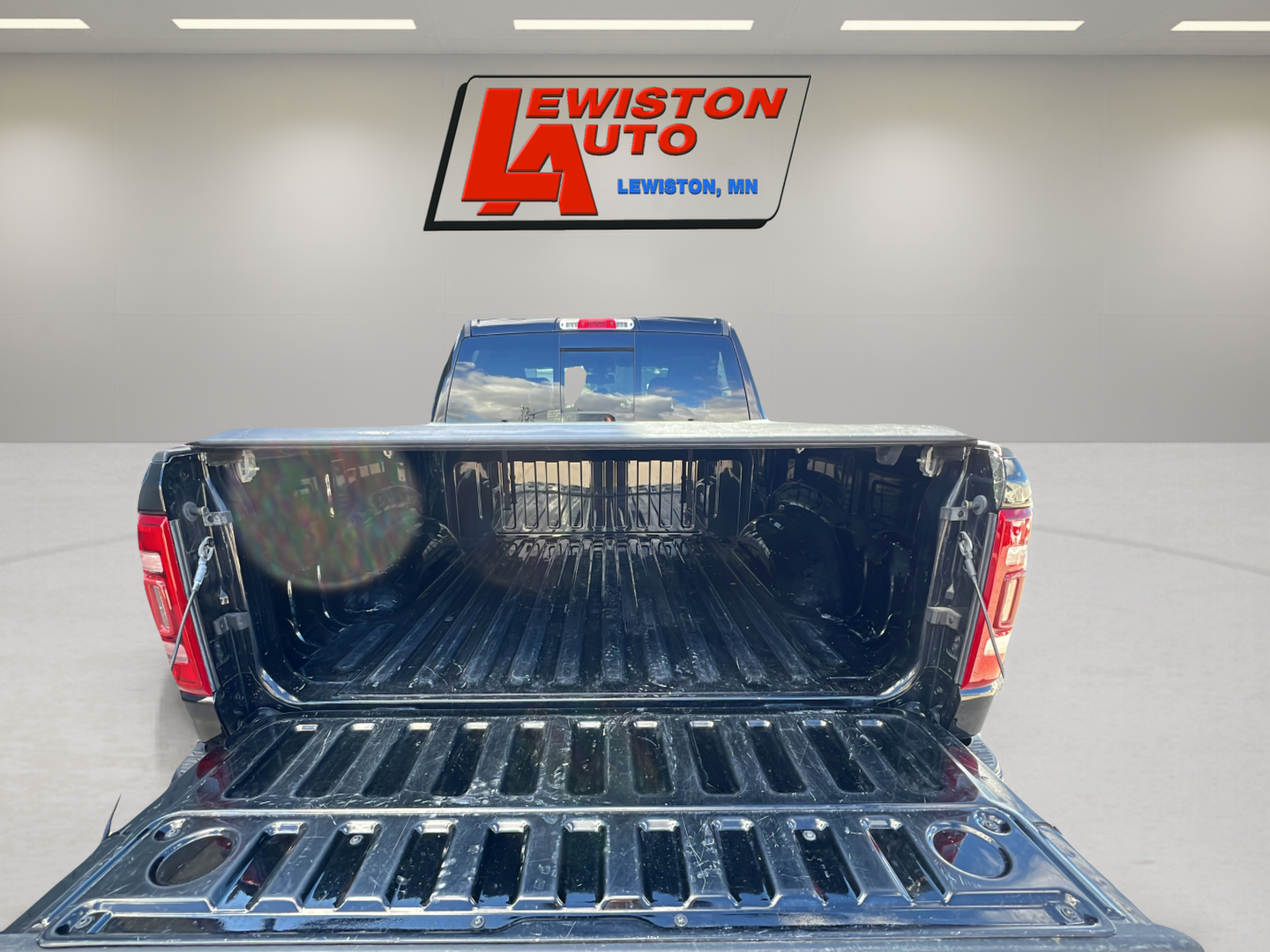 2020 RAM 1500 Laramie Crew Cab 4x4 5'7" Box