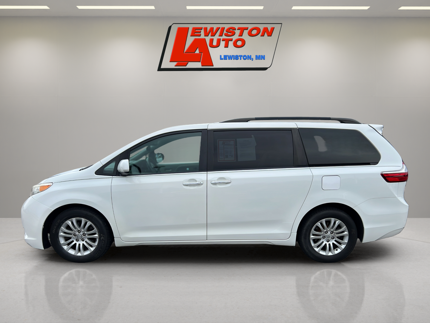 2017 Toyota Sienna XLE Auto Access Seat