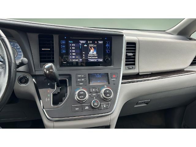 2017 Toyota Sienna XLE Auto Access Seat