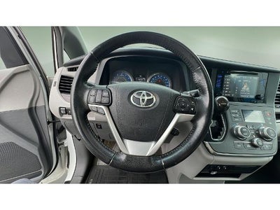 2017 Toyota Sienna XLE Auto Access Seat