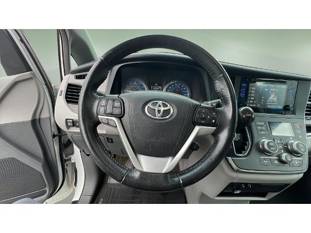 2017 Toyota Sienna XLE Auto Access Seat
