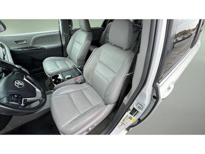2017 Toyota Sienna XLE Auto Access Seat