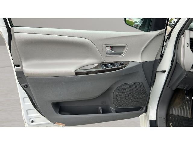 2017 Toyota Sienna XLE Auto Access Seat