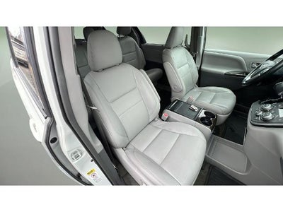 2017 Toyota Sienna XLE Auto Access Seat