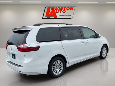 2017 Toyota Sienna XLE Auto Access Seat