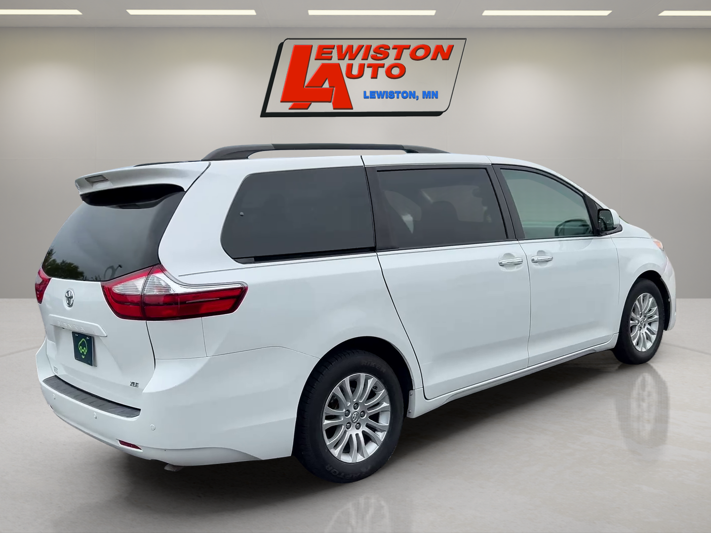 2017 Toyota Sienna XLE Auto Access Seat