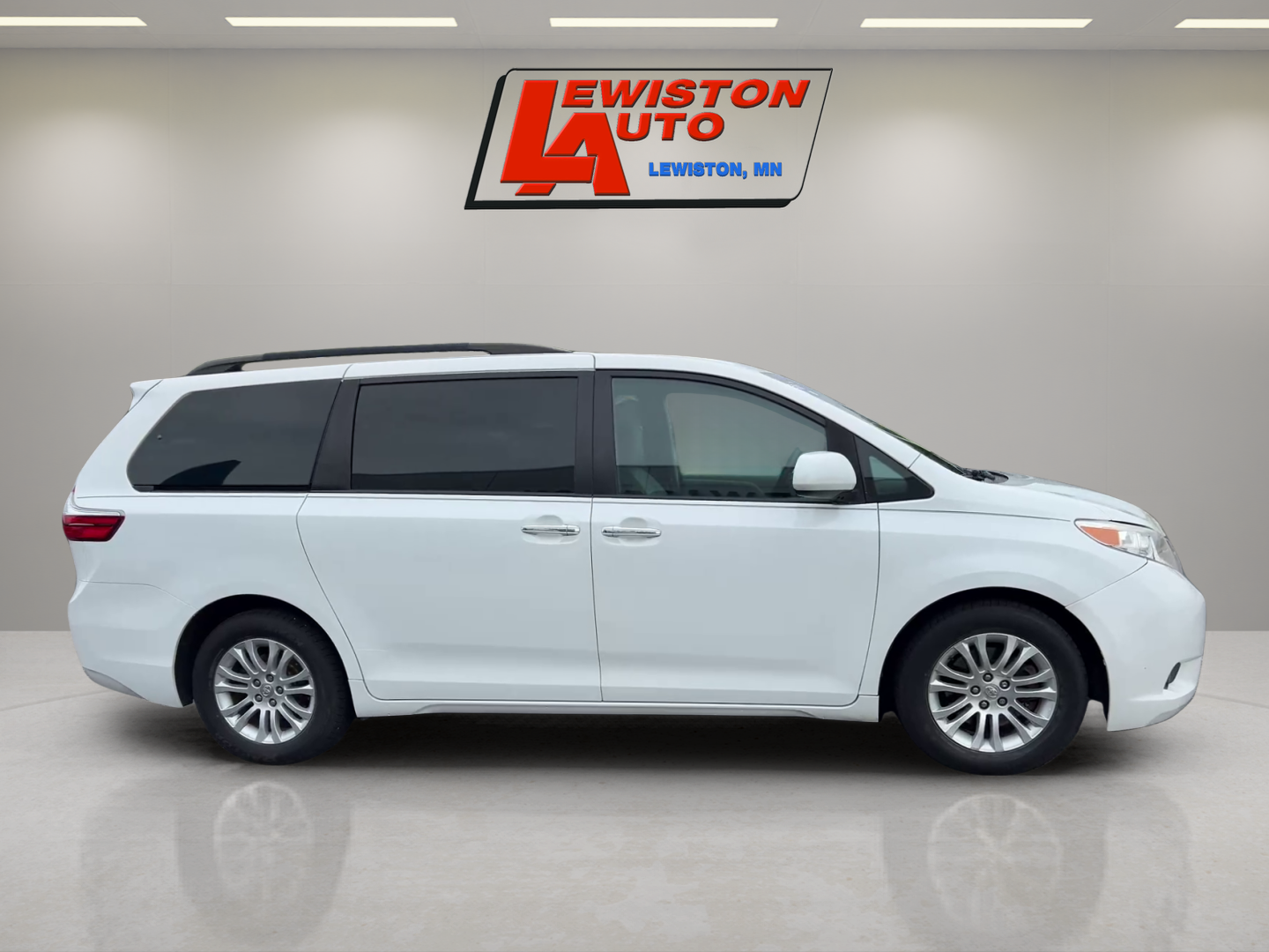 2017 Toyota Sienna XLE Auto Access Seat
